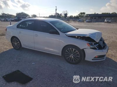 Czwarte zdjęcie samochodu z boku: 2015 VOLKSWAGEN JETTA SE VIN:3VWD17AJ3FM421857 - miniatura