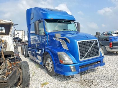 Czwarte zdjęcie samochodu z boku: 2013 VOLVO VNL SEMI TRUCK VIN:4V4NC9EH3DN141190 - miniatura