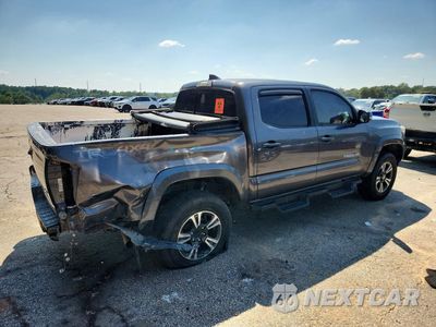 Trzecie zdjęcie samochodu z tyłu: 2017 TOYOTA TACOMA TRD SPORT VIN:5TFCZ5ANXHX087418 - miniatura