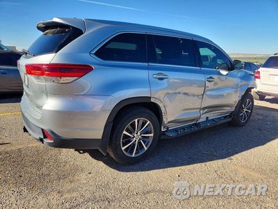 Trzecie zdjęcie samochodu z tyłu: 2019 TOYOTA HIGHLANDER XLE VIN:5TDJZRFH0KS627230 - miniatura