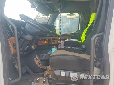 Zdjęcie 7 z 14 samochodu: 2020 FREIGHTLINER CASCADIA 126 VIN:3AKJHHDR1LSLP7490 - miniatura