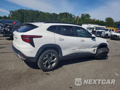 Trzecie zdjęcie samochodu z tyłu: 2025 CHEVROLET TRAX 1LT VIN:KL77LHEP4SC231878 - miniatura