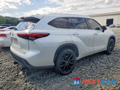 Trzecie zdjęcie samochodu z tyłu: 2021 TOYOTA HIGHLANDER XLE VIN:5TDGZRAH9MS042800 - miniatura