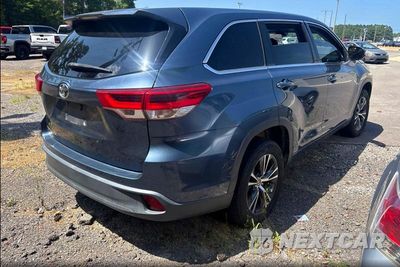 Czwarte zdjęcie samochodu z boku: 2017 TOYOTA HIGHLANDER LE VIN:5TDZZRFH2HS198054 - miniatura