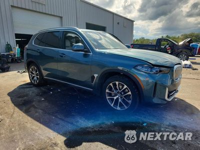 Czwarte zdjęcie samochodu z boku: 2025 BMW X5 XDRIVE40I VIN:5UX23EU09S9Z53715 - miniatura