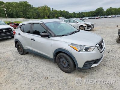 Czwarte zdjęcie samochodu z boku: 2020 NISSAN KICKS S VIN:3N1CP5BV3LL558434 - miniatura