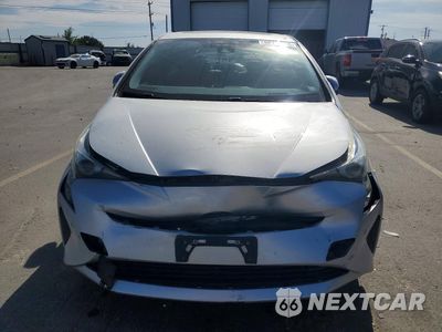 Piąte zdjęcie samochodu w środku: 2018 TOYOTA PRIUS THREE VIN:JTDKARFUXJ3055267 - miniatura