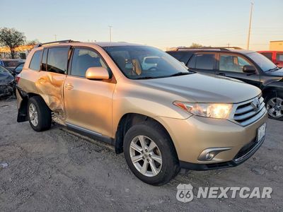Czwarte zdjęcie samochodu z boku: 2013 TOYOTA HIGHLANDER PLUS VIN:5TDZK3EHXDS129934 - miniatura