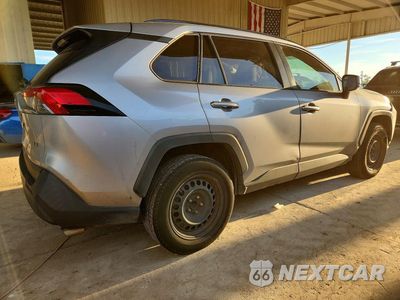 Trzecie zdjęcie samochodu z tyłu: 2021 TOYOTA RAV4 LE VIN:JTMH1RFV7MD062209 - miniatura
