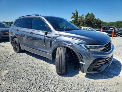 Czwarte zdjęcie samochodu z boku: 2022 VOLKSWAGEN TIGUAN SE R-LINE BLACK VIN:3VVCB7AX8NM081833 - miniatura
