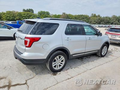Trzecie zdjęcie samochodu z tyłu: 2019 FORD EXPLORER XLT VIN:1FM5K8D85KGA15646 - miniatura