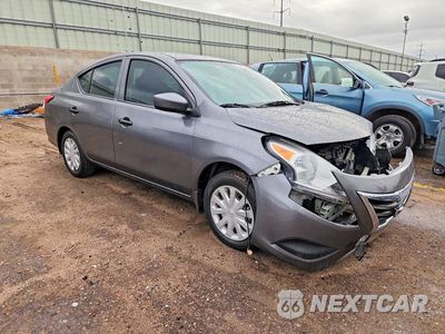 Czwarte zdjęcie samochodu z boku: 2019 NISSAN VERSA S VIN:3N1CN7AP3KL829107 - miniatura