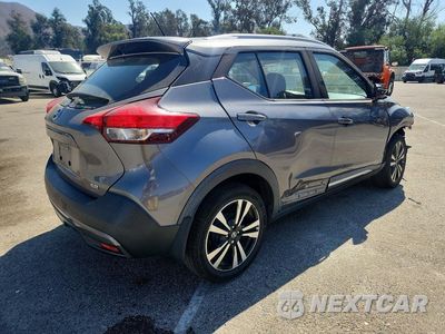 Trzecie zdjęcie samochodu z tyłu: 2018 NISSAN KICKS SR VIN:3N1CP5CU7JL524824 - miniatura