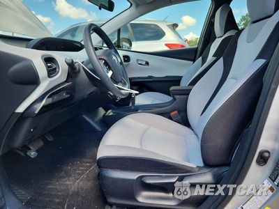 Zdjęcie 7 z 12 samochodu: 2016 TOYOTA PRIUS TWO ECO VIN:JTDKARFUXG3013142 - miniatura