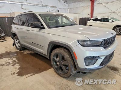 Czwarte zdjęcie samochodu z boku: 2023 JEEP GRAND CHEROKEE LAREDO VIN:1C4RJHAGXPC611810 - miniatura