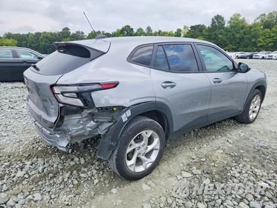 Trzecie zdjęcie samochodu z tyłu: 2025 CHEVROLET TRAX LS VIN:KL77LFEP7SC034286 - miniatura