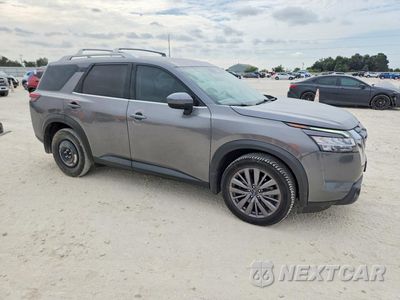 Czwarte zdjęcie samochodu z boku: 2023 NISSAN PATHFINDER SL VIN:5N1DR3CB7PC265315 - miniatura