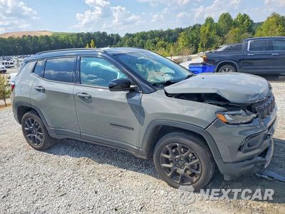 Czwarte zdjęcie samochodu z boku: 2024 JEEP COMPASS LATITUDE VIN:3C4NJDBN9RT600079 - miniatura