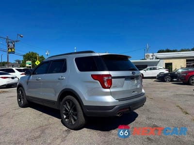 Trzecie zdjęcie samochodu z tyłu: 2019 FORD EXPLORER XLT VIN:1FM5K8D83KGA03110 - miniatura