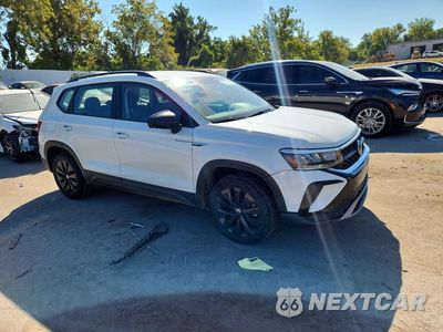 Czwarte zdjęcie samochodu z boku: 2022 VOLKSWAGEN TAOS S VIN:3VVCX7B21NM041842 - miniatura
