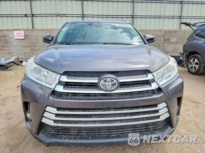 Piąte zdjęcie samochodu w środku: 2018 TOYOTA HIGHLANDER XLE VIN:5TDJZRFHXJS524461 - miniatura