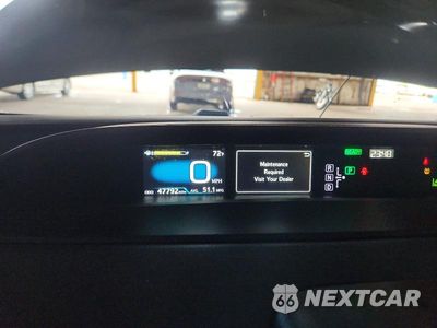 Zdjęcie 9 z 12 samochodu: 2017 TOYOTA PRIUS TWO VIN:JTDKBRFU3H3036373 - miniatura