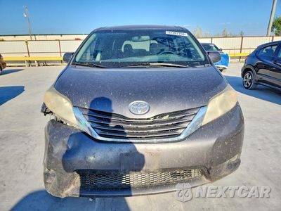 Piąte zdjęcie samochodu w środku: 2017 TOYOTA SIENNA LE VIN:5TDKZ3DCXHS858735 - miniatura
