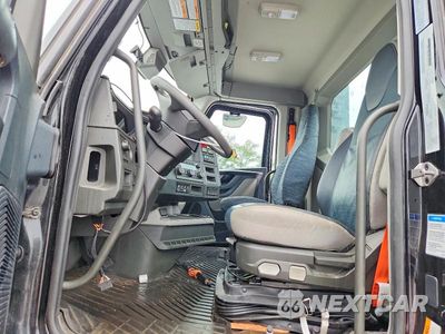 Zdjęcie 7 z 13 samochodu: 2026 VOLVO VNL (4) VIN:4V4BC9EH0TN701149 - miniatura