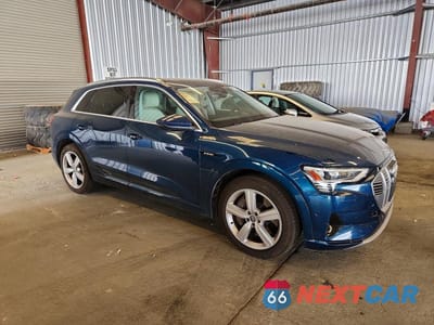 Czwarte zdjęcie samochodu z boku: 2019 AUDI E-TRON PREMIUM PLUS VIN:WA1LABGEXKB011533 - miniatura