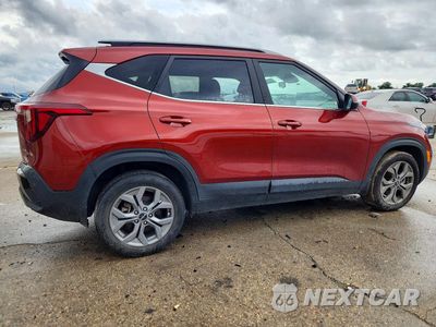 Trzecie zdjęcie samochodu z tyłu: 2024 KIA SELTOS S VIN:KNDEUCAA8R7553342 - miniatura
