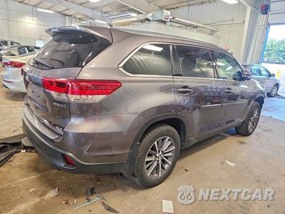 Trzecie zdjęcie samochodu z tyłu: 2019 TOYOTA HIGHLANDER HYBRID XLE VIN:5TDJGRFH4KS059456 - miniatura