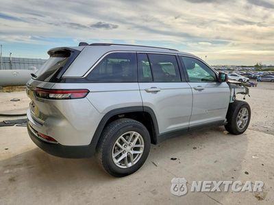 Trzecie zdjęcie samochodu z tyłu: 2023 JEEP GRAND CHEROKEE LAREDO VIN:1C4RJHAG0P8910922 - miniatura