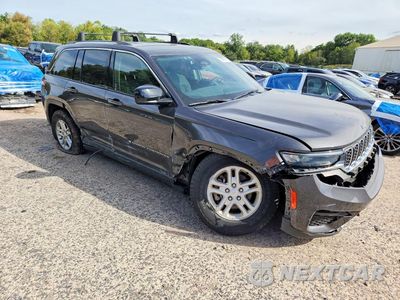 Czwarte zdjęcie samochodu z boku: 2023 JEEP GRAND CHEROKEE LAREDO VIN:1C4RJHAG2PC609310 - miniatura