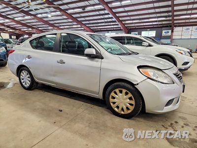 Czwarte zdjęcie samochodu z boku: 2013 NISSAN VERSA 1.6 S VIN:3N1CN7AP5DL853508 - miniatura