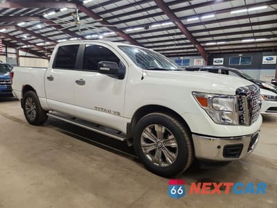 Czwarte zdjęcie samochodu z boku: 2018 NISSAN TITAN SV VIN:1N6AA1E59JN534689 - miniatura