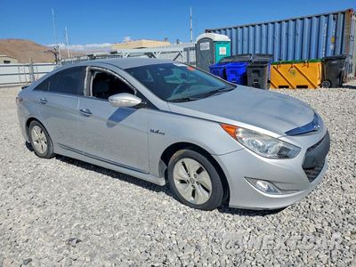 Czwarte zdjęcie samochodu z boku: 2015 HYUNDAI SONATA HYBRID BASE VIN:KMHEC4A41FA133385 - miniatura