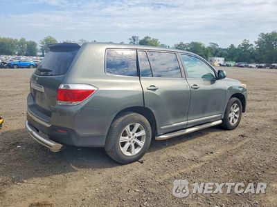 Trzecie zdjęcie samochodu z tyłu: 2013 TOYOTA HIGHLANDER BASE VIN:5TDBK3EH7DS197366 - miniatura