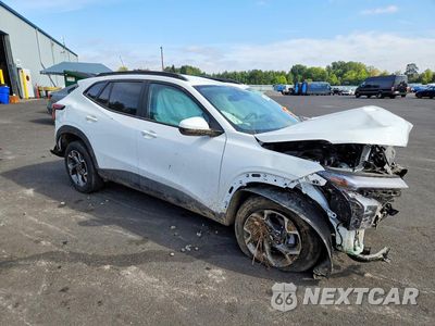 Czwarte zdjęcie samochodu z boku: 2025 CHEVROLET TRAX 1LT VIN:KL77LHEP8SC319543 - miniatura