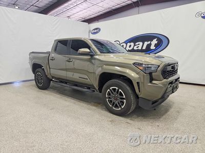 Czwarte zdjęcie samochodu z boku: 2025 TOYOTA TACOMA TRD SPORT VIN:3TMLB5JN4SM111004 - miniatura