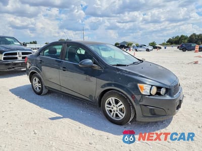 Czwarte zdjęcie samochodu z boku: 2015 CHEVROLET SONIC LT VIN:1G1JC5SG5F4191315 - miniatura