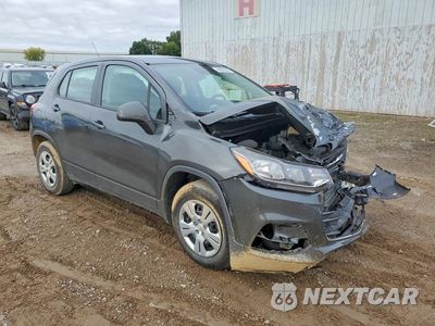 Czwarte zdjęcie samochodu z boku: 2019 CHEVROLET TRAX LS VIN:3GNCJKSB6KL157307 - miniatura