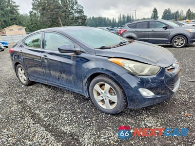 Czwarte zdjęcie samochodu z boku: 2013 HYUNDAI ELANTRA GLS VIN:KMHDH4AE1DU954584 - miniatura