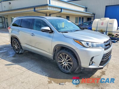 Czwarte zdjęcie samochodu z boku: 2017 TOYOTA HIGHLANDER SE VIN:5TDJZRFH4HS416301 - miniatura