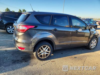 Trzecie zdjęcie samochodu z tyłu: 2018 FORD ESCAPE S VIN:1FMCU0F70JUC68297 - miniatura