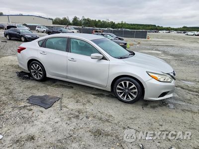 Czwarte zdjęcie samochodu z boku: 2018 NISSAN ALTIMA 2.5 SV VIN:1N4AL3AP5JC181305 - miniatura