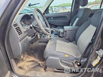 Zdjęcie 7 z 13 samochodu: 2010 JEEP LIBERTY SPORT VIN:1J4PN2GK4AW178926 - miniatura