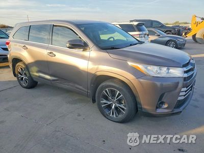 Czwarte zdjęcie samochodu z boku: 2017 TOYOTA HIGHLANDER LE VIN:5TDZARFHXHS032310 - miniatura