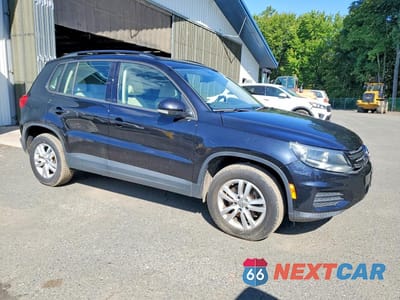 Czwarte zdjęcie samochodu z boku: 2017 VOLKSWAGEN TIGUAN S VIN:WVGBV7AXXHK000324 - miniatura