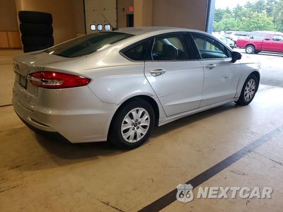 Trzecie zdjęcie samochodu z tyłu: 2019 FORD FUSION S VIN:3FA6P0G7XKR212230 - miniatura