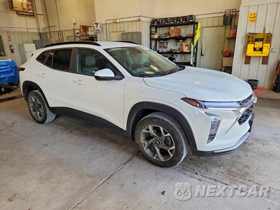 Czwarte zdjęcie samochodu z boku: 2024 CHEVROLET TRAX 1LT VIN:KL77LHE26RC147141 - miniatura